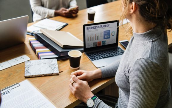 Comment choisir la bonne spécialisation en école de commerce ?