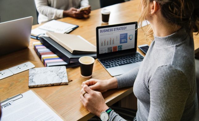 Comment choisir la bonne spécialisation en école de commerce ?