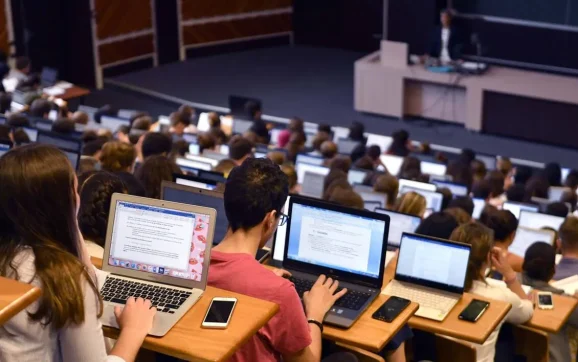 Quelle école de commerce choisir après un bac scientifique ?
