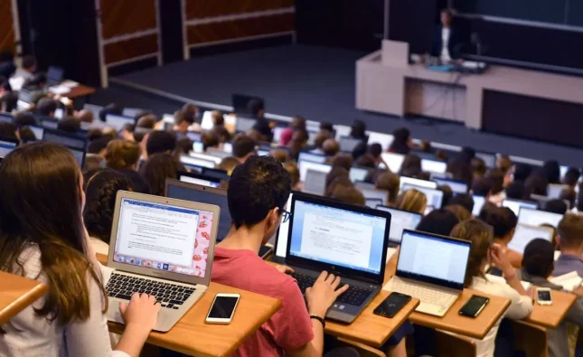 Quelle école de commerce choisir après un bac scientifique ?