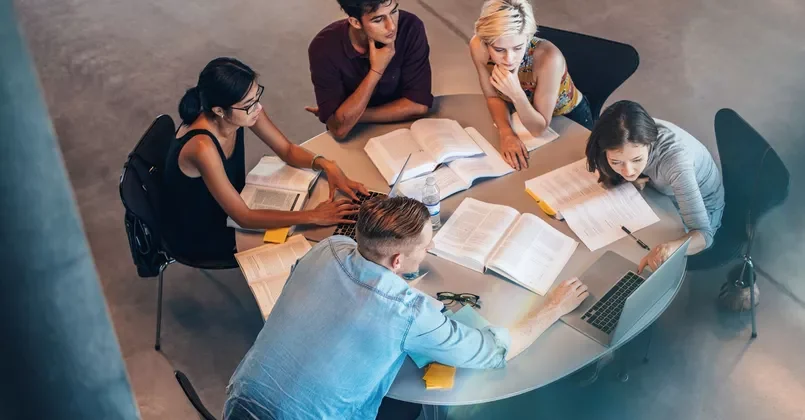 Pourquoi Choisir une École de Gestion au Maroc ? Avantages, Débouchés et Conseils d’Orientation